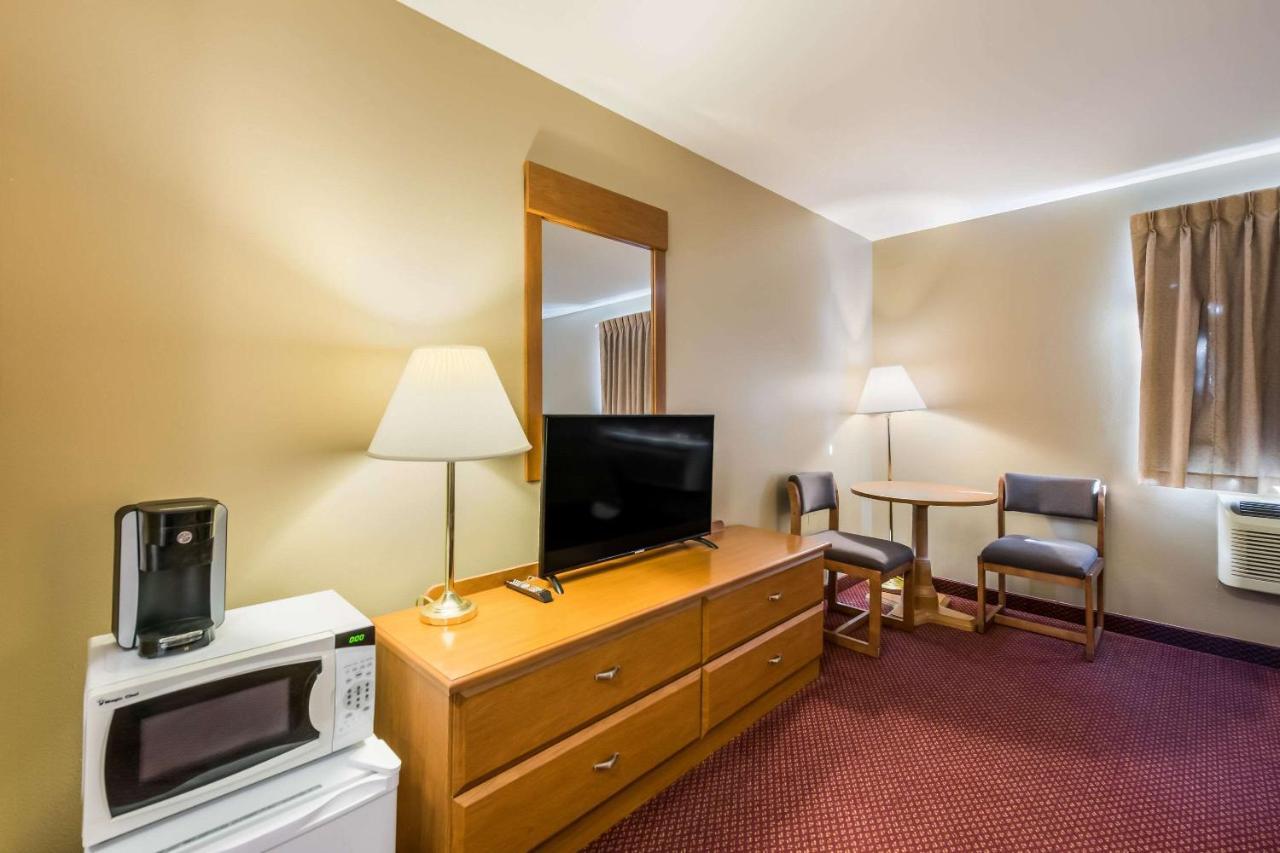 Econo Lodge Rice Lake Exteriör bild