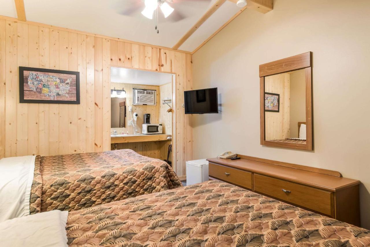 Econo Lodge Rice Lake Exteriör bild